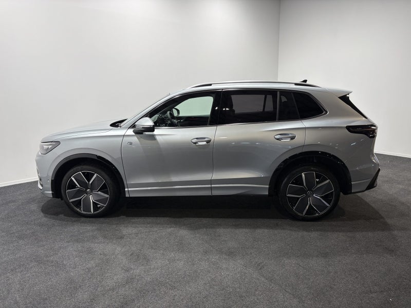 2026 Volkswagen Tiguan R-Line AWD image 4