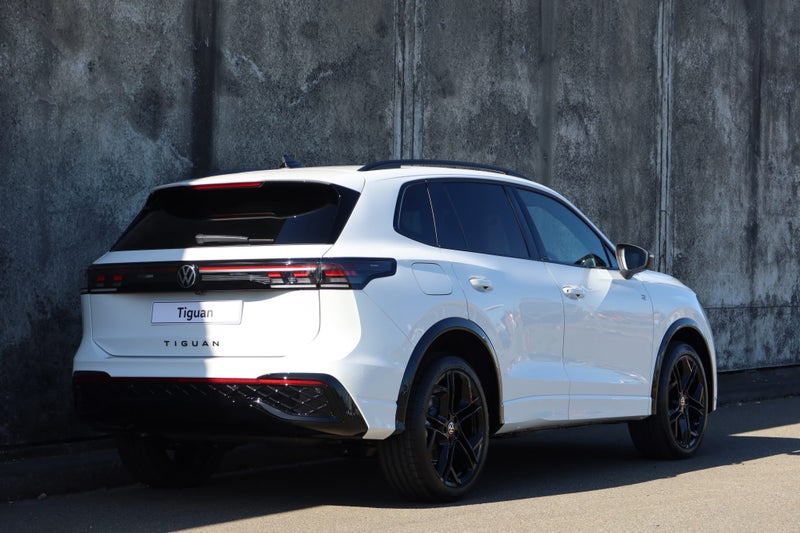 2026 Volkswagen Tiguan R-Line AWD Black Pack image 3