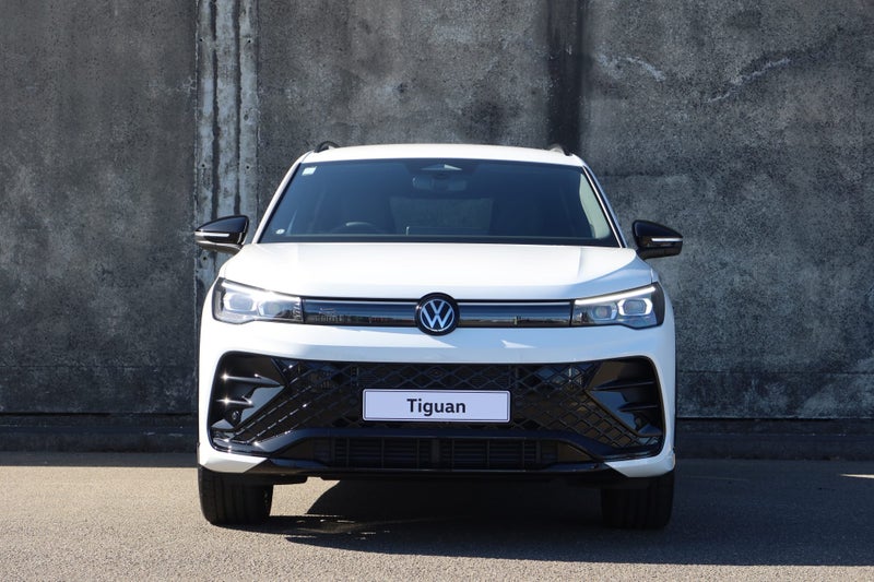 2026 Volkswagen Tiguan R-Line AWD Black Pack image 4