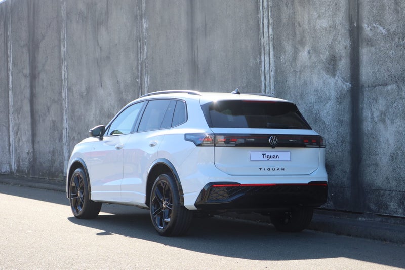 2026 Volkswagen Tiguan R-Line AWD Black Pack image 5