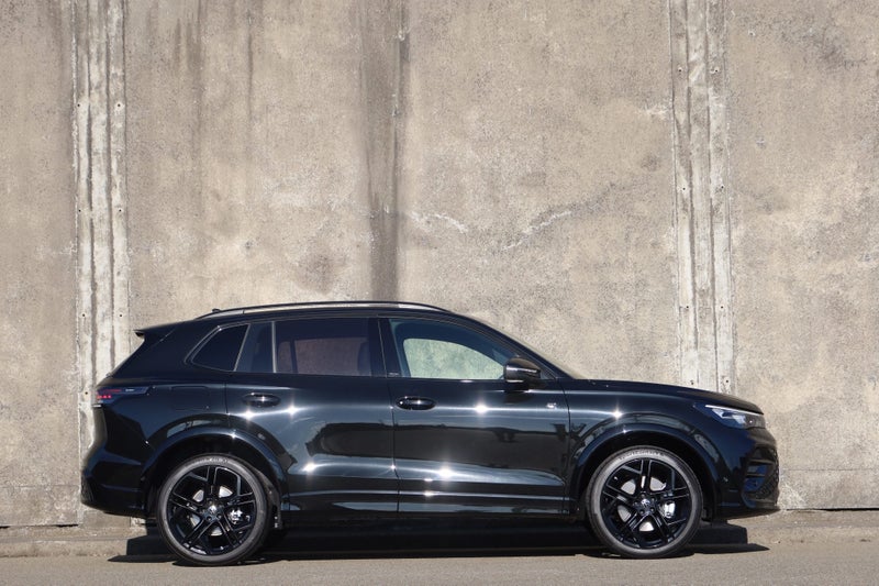 2026 Volkswagen Tiguan R-Line AWD Black Pack image 2