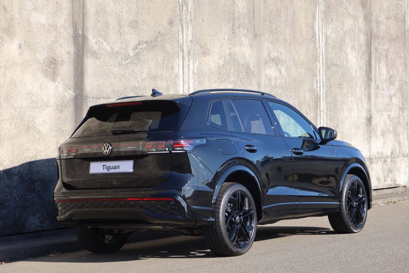 2026 Volkswagen Tiguan R-Line AWD Black Pack image 3