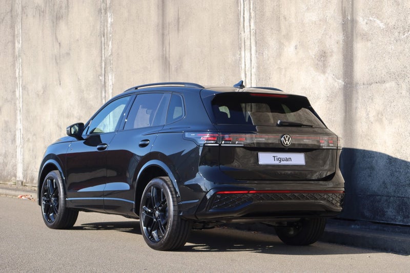 2026 Volkswagen Tiguan R-Line AWD Black Pack image 5
