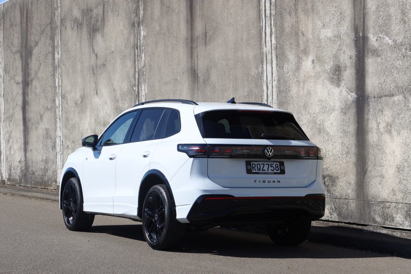 2026 Volkswagen Tiguan R-Line AWD Black Pack &... image 5