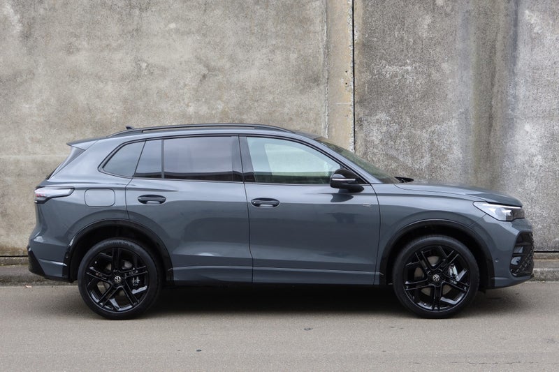 2026 Volkswagen Tiguan R-Line AWD Touring & Bla... image 2