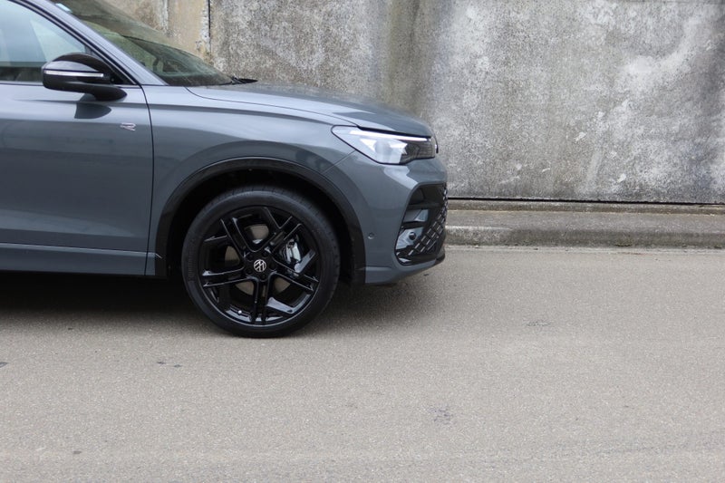2026 Volkswagen Tiguan R-Line AWD Touring & Bla... image 3