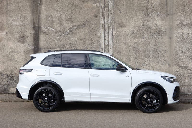 2026 Volkswagen Tiguan R-Line AWD Touring & Bla... image 2