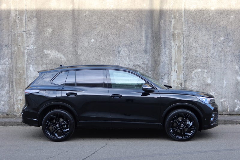2026 Volkswagen Tiguan R-Line AWD Touring & Bla... image 2