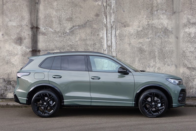 2026 Volkswagen Tiguan R-Line AWD Touring & Bla... image 2