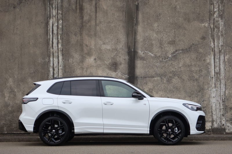 2026 Volkswagen Tiguan R-Line AWD Touring & Bla... image 2