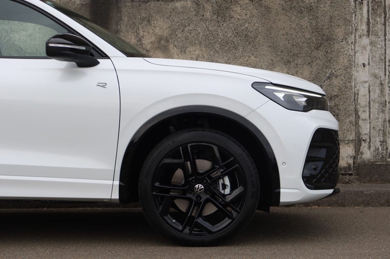 2026 Volkswagen Tiguan R-Line AWD Touring & Bla... image 4