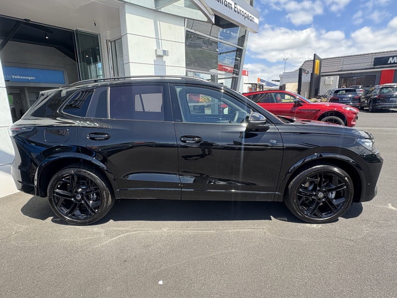 2026 Volkswagen Tiguan R-Line AWD Touring Black... image 3