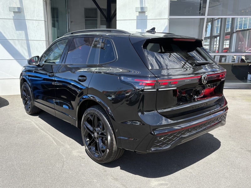 2026 Volkswagen Tiguan R-Line AWD Touring Black... image 4