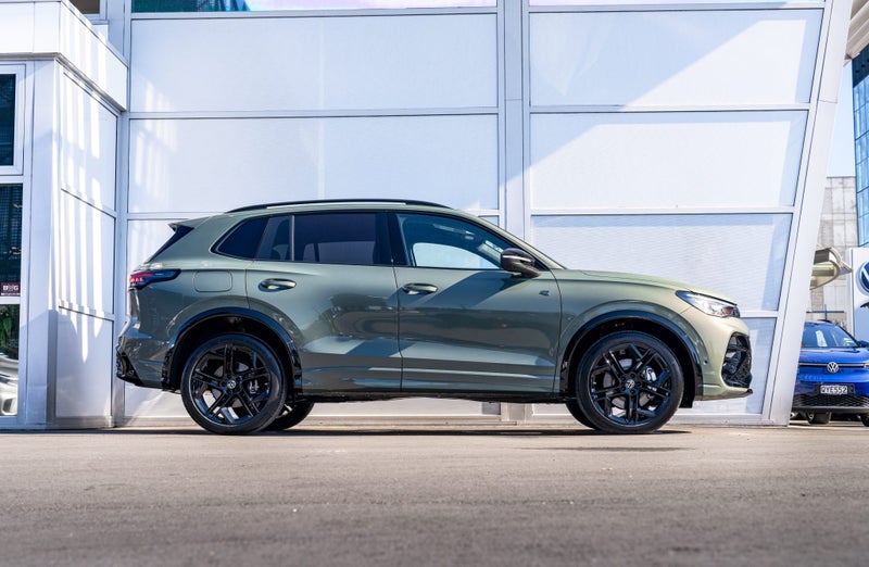 2026 Volkswagen Tiguan R-Line AWD Turbo 195kW B... image 5