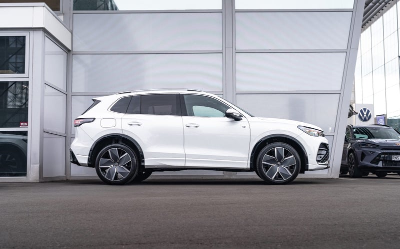 2026 Volkswagen Tiguan R-Line AWD Turbo 195kW T... image 3