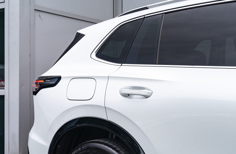 2026 Volkswagen Tiguan R-Line AWD Turbo 195kW T... image 5