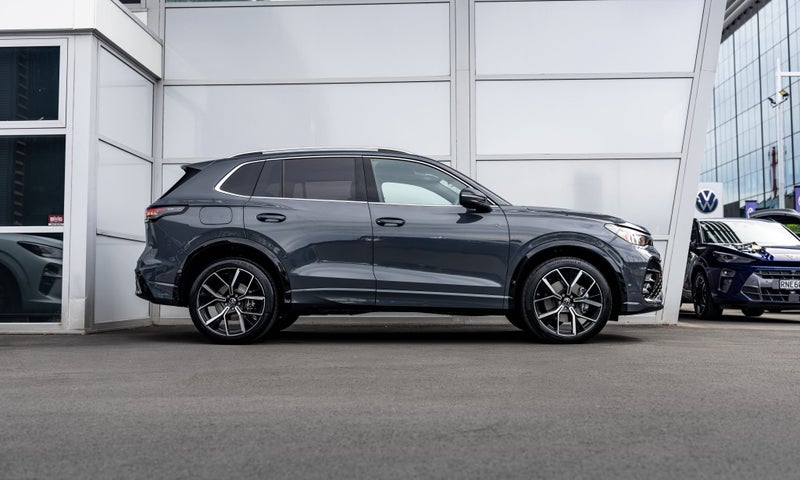 2026 Volkswagen Tiguan R-Line AWD Turbo 195kW T... image 3