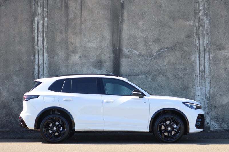 2026 Volkswagen Tiguan R-Line Black Pack image 3