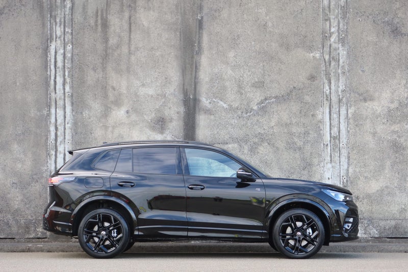 2026 Volkswagen Tiguan R-Line Black pack & Tour... image 2