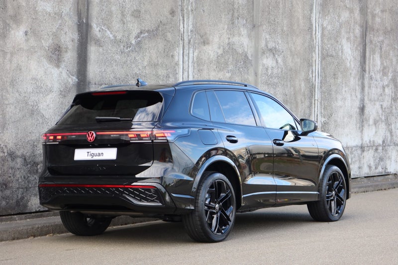 2026 Volkswagen Tiguan R-Line Black pack & Tour... image 3