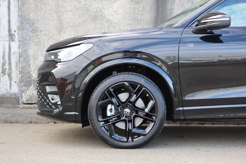2026 Volkswagen Tiguan R-Line Black pack & Tour... image 4