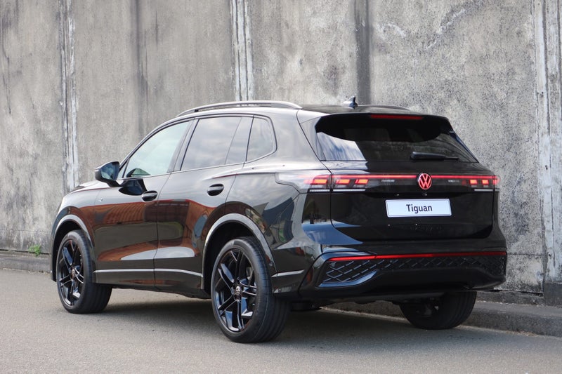 2026 Volkswagen Tiguan R-Line Black pack & Tour... image 5