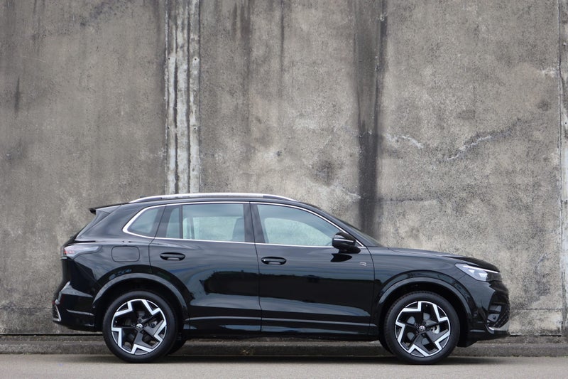 2026 Volkswagen Tiguan R-Line Touring 2WD image 2