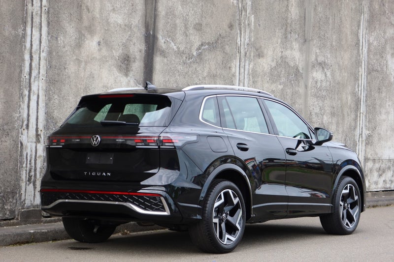 2026 Volkswagen Tiguan R-Line Touring 2WD image 3