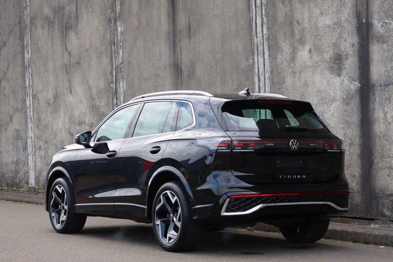 2026 Volkswagen Tiguan R-Line Touring 2WD image 5
