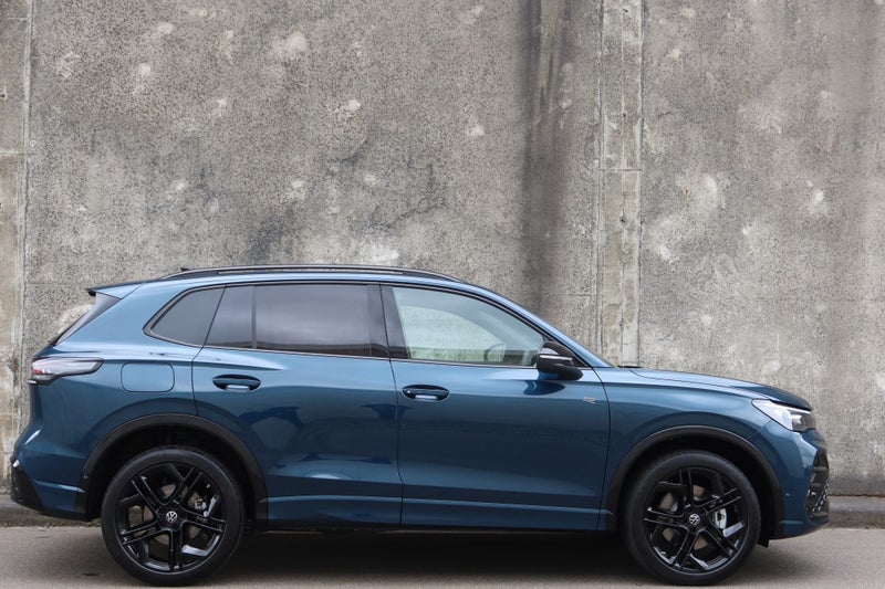 2026 Volkswagen Tiguan R-Line Touring & Black Pack image 5