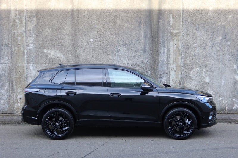 2026 Volkswagen Tiguan R-Line Touring & Black Pack image 3