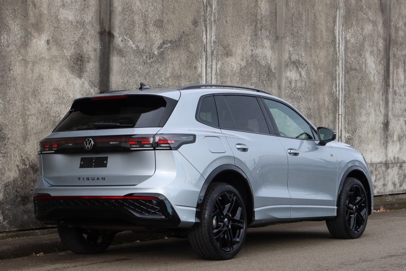 2026 Volkswagen Tiguan R-Line Touring & Black Pack image 4