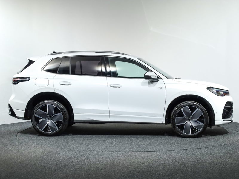 2026 Volkswagen Tiguan TSi 4M R-Line 195kW image 4