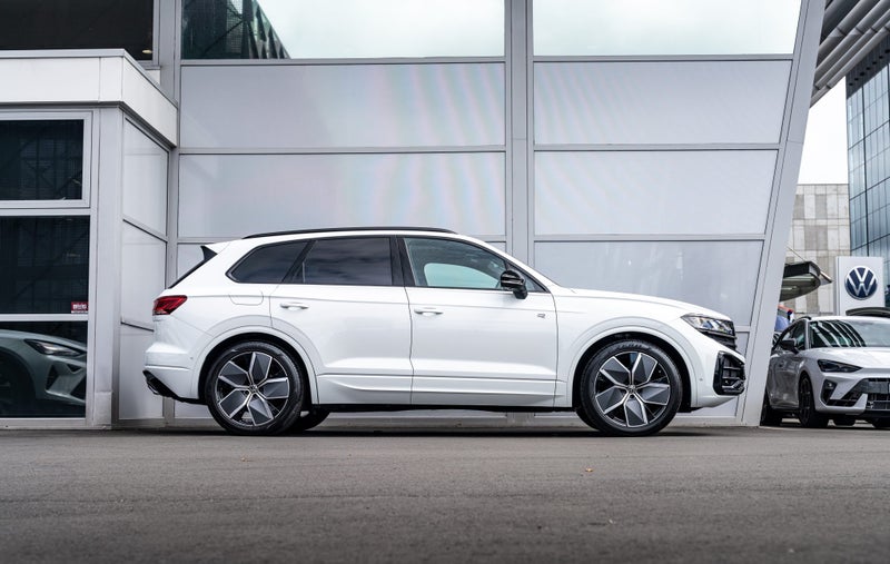 2026 Volkswagen Touareg Final Edition V6S R-Lin... image 2