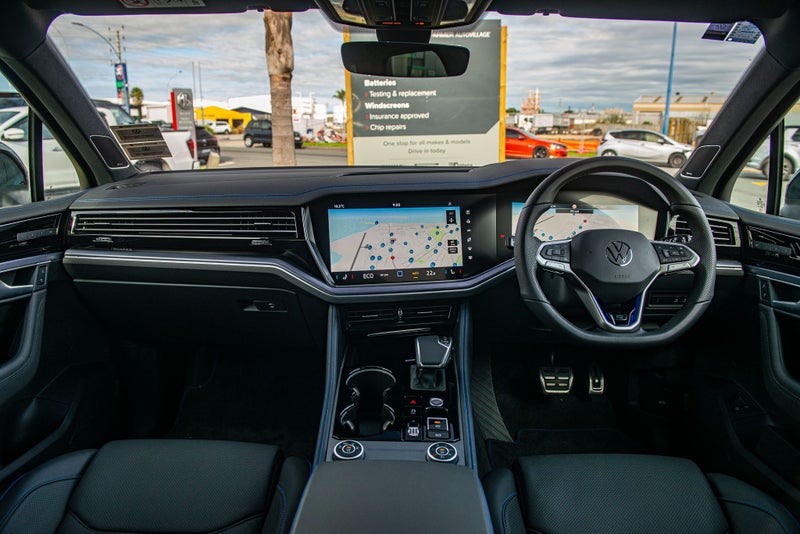 2026 Volkswagen Touareg R Phev image 3