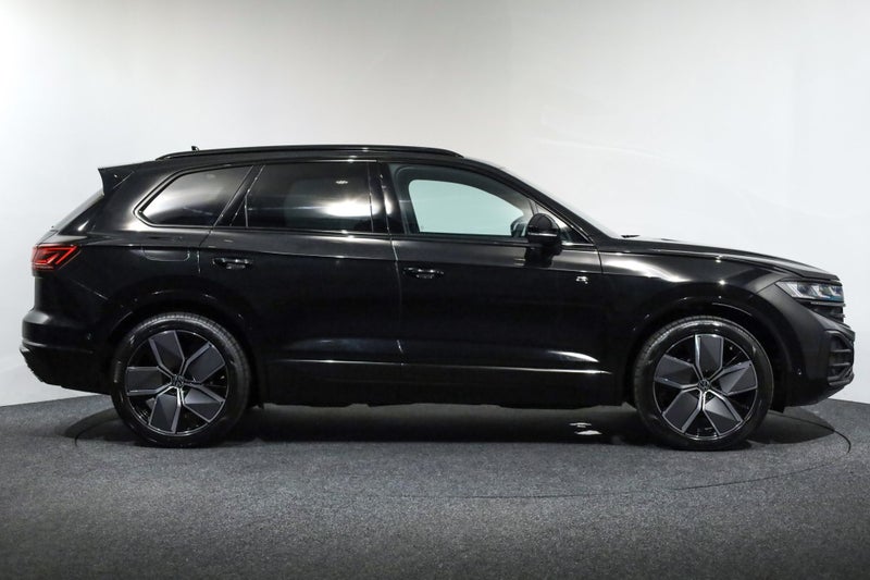 2026 Volkswagen Touareg TDi V6s R Line 210kW image 4