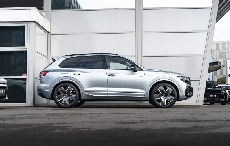 2026 Volkswagen Touareg V6S R-Line / 210kW Turb... image 4