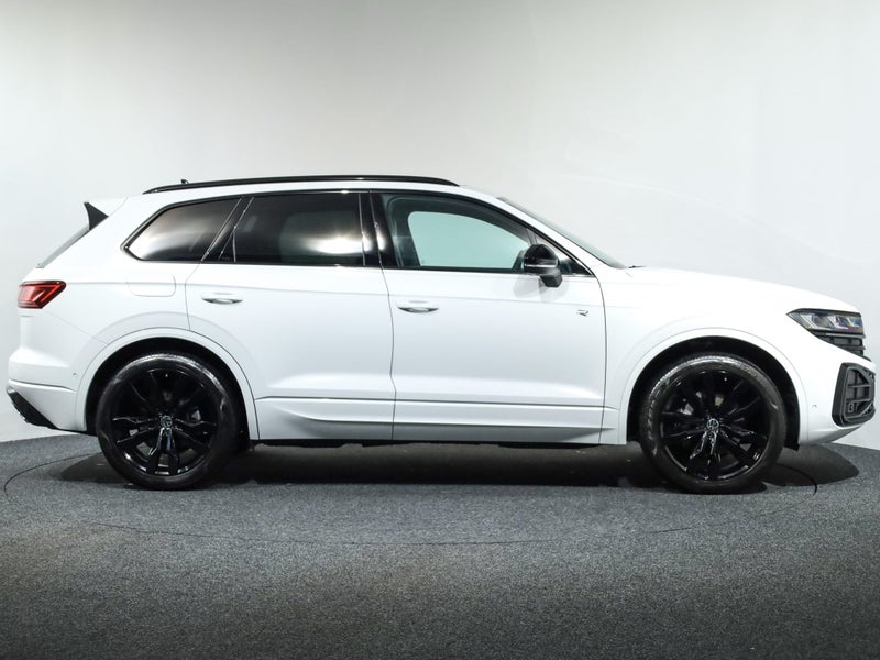 2026 Volkswagen Touareg V6s R-Line Final Editio... image 4