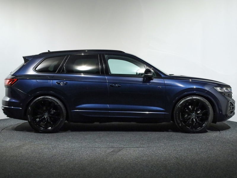 2026 Volkswagen Touareg V6s R-Line Final Editio... image 4