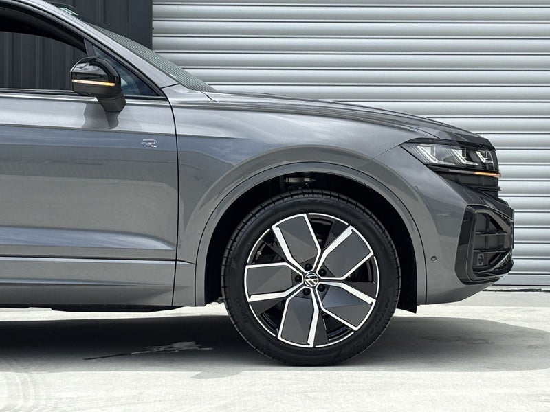 2026 Volkswagen Touareg V6S R-Line TDI image 3