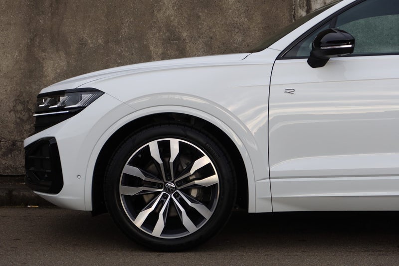 2026 Volkswagen Touareg V6S TDI R-Line image 4