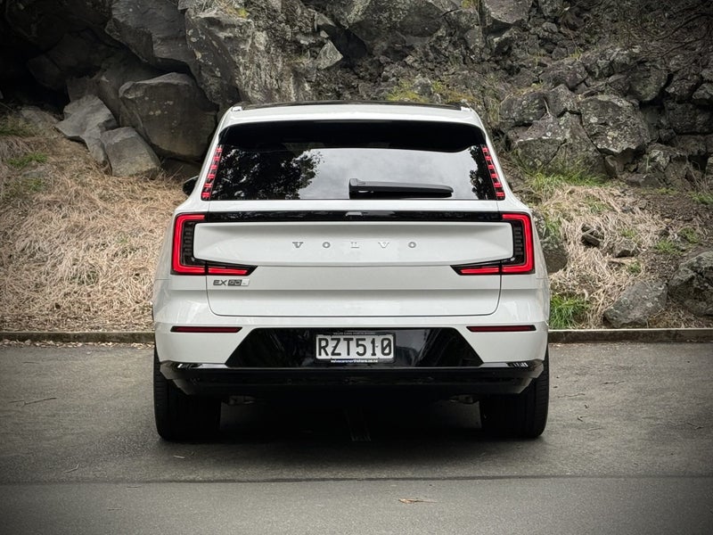 2026 Volvo EX90 Ultra Twin Motor Performance image 3