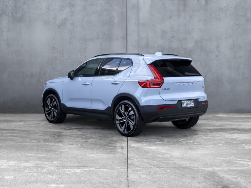 2026 Volvo XC40 B4 AWD ULTRA DARK image 2