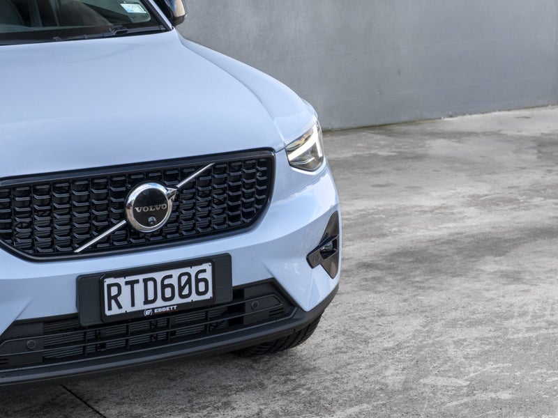 2026 Volvo XC40 B4 AWD ULTRA DARK image 3