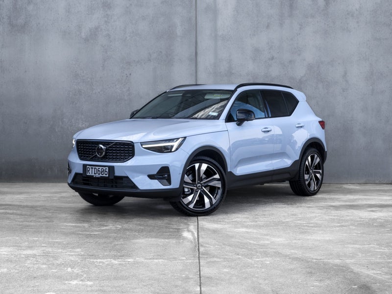2026 Volvo XC40 B4 AWD ULTRA DARK image 4