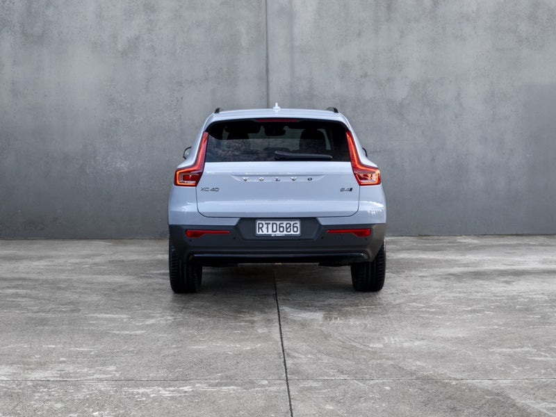 2026 Volvo XC40 B4 AWD ULTRA DARK image 5