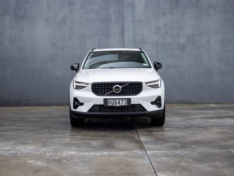 2026 Volvo XC40 B4 AWD ULTRA DARK image 2