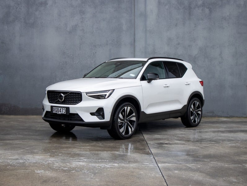 2026 Volvo XC40 B4 AWD ULTRA DARK image 3