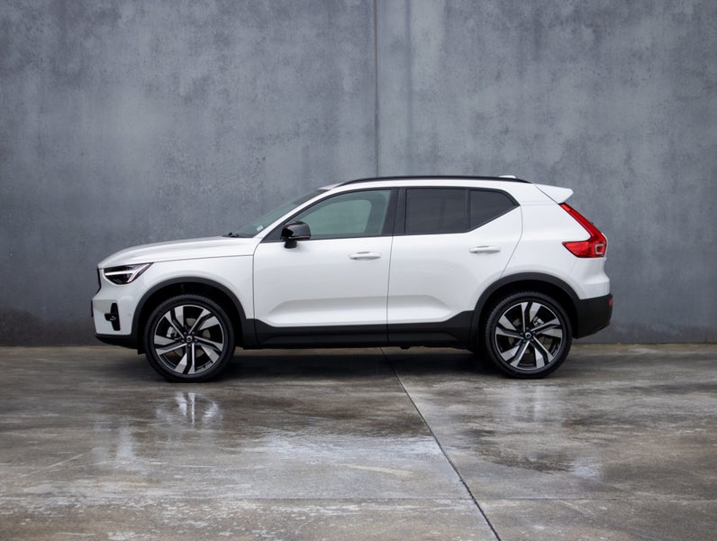 2026 Volvo XC40 B4 AWD ULTRA DARK image 4
