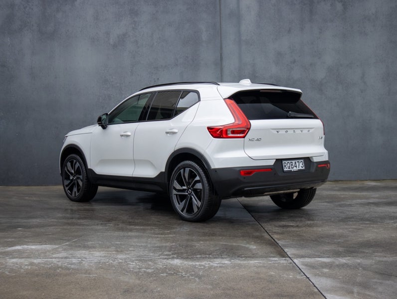 2026 Volvo XC40 B4 AWD ULTRA DARK image 5